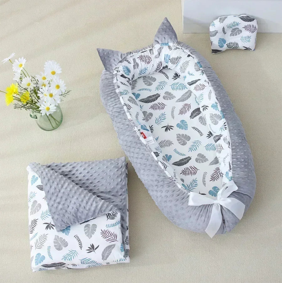 Nids d'ange de bebe feuille a bord gris