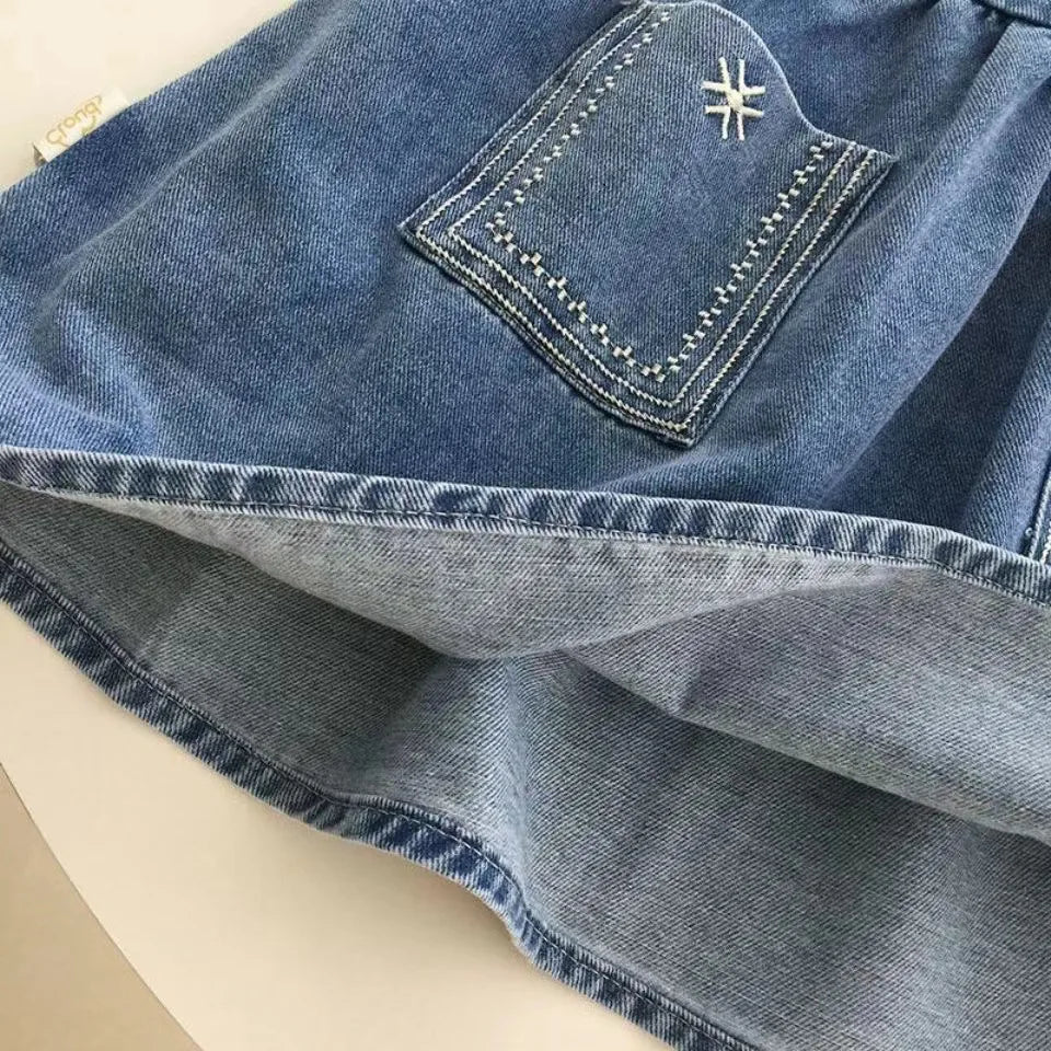 Robe en bretelles brodées