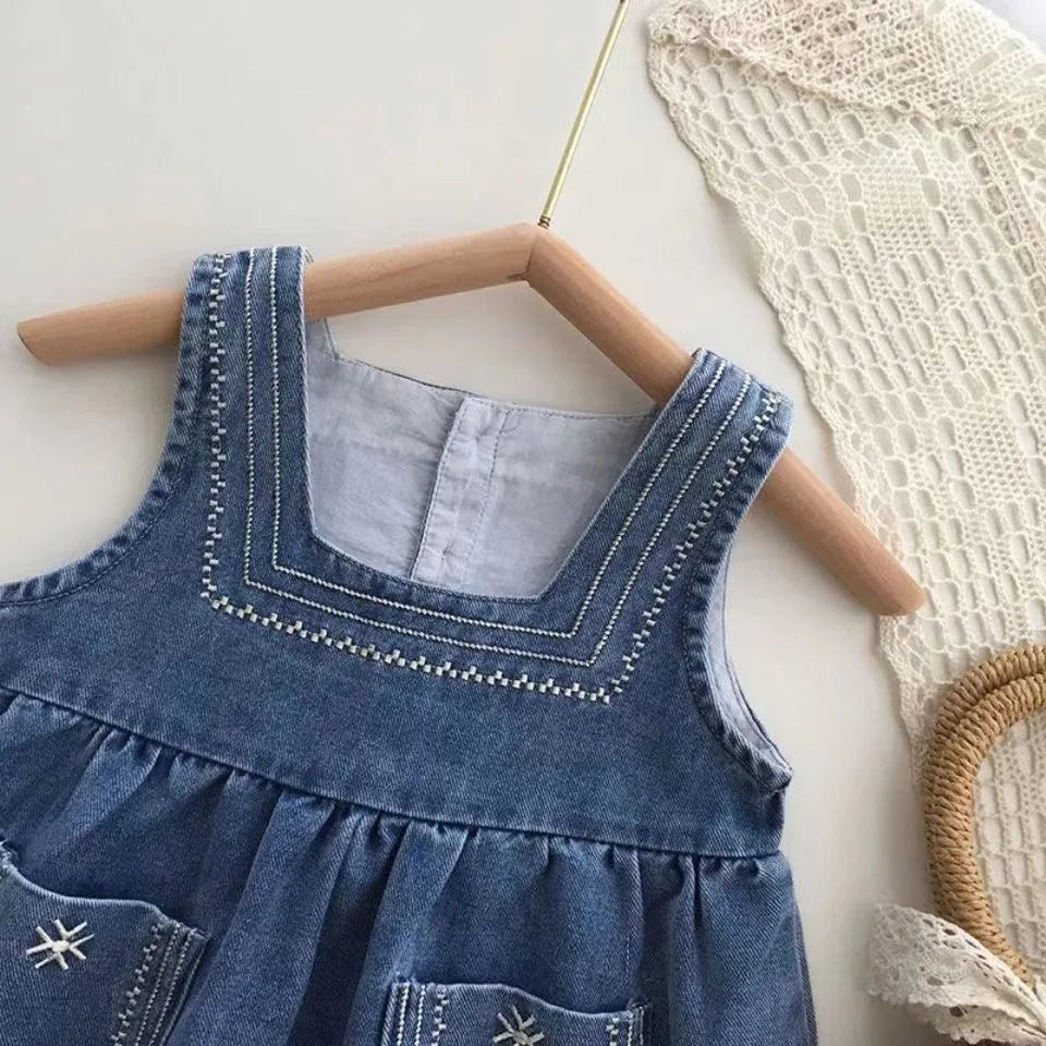 Robe en bretelles brodées